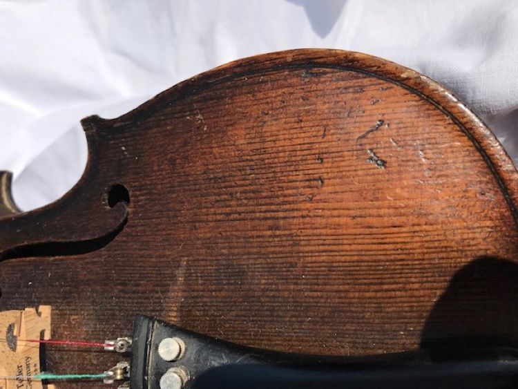 Fiddle made of pinewood